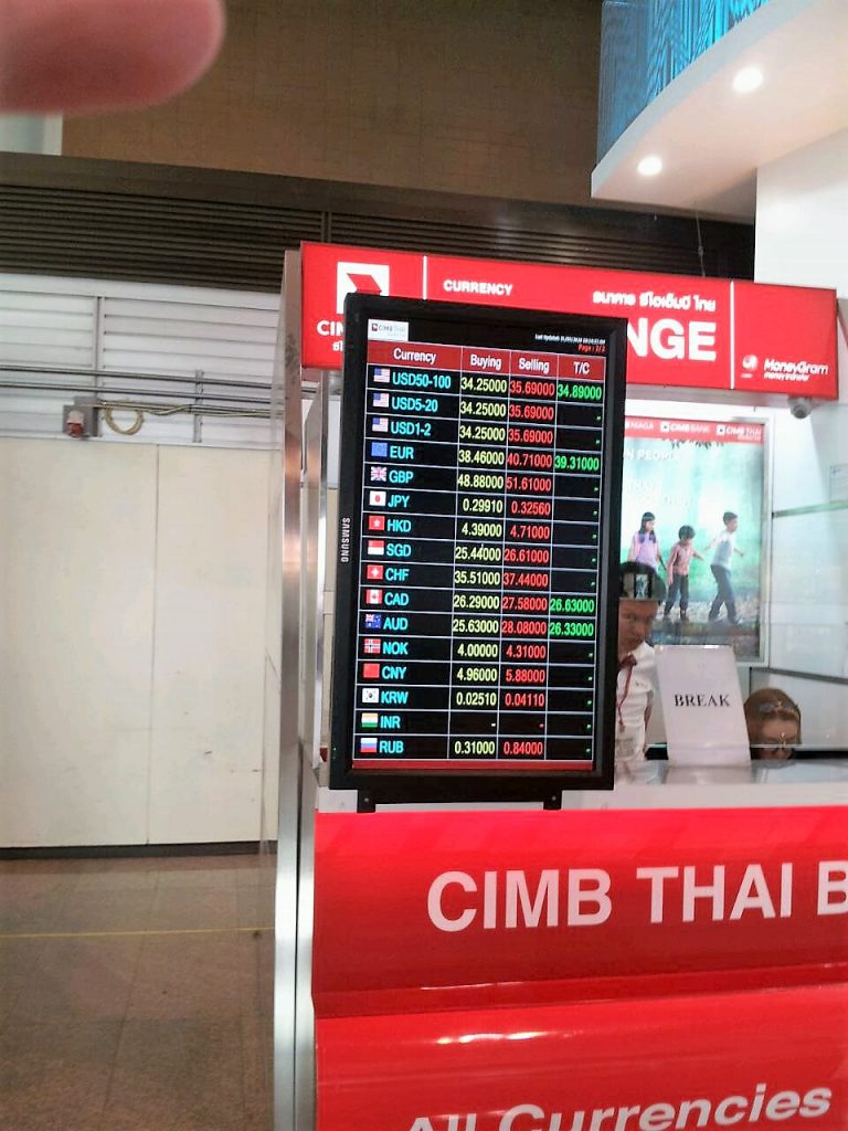 2016年4月1日ドンムアン空港　cimb thai bankでの両替 (2)